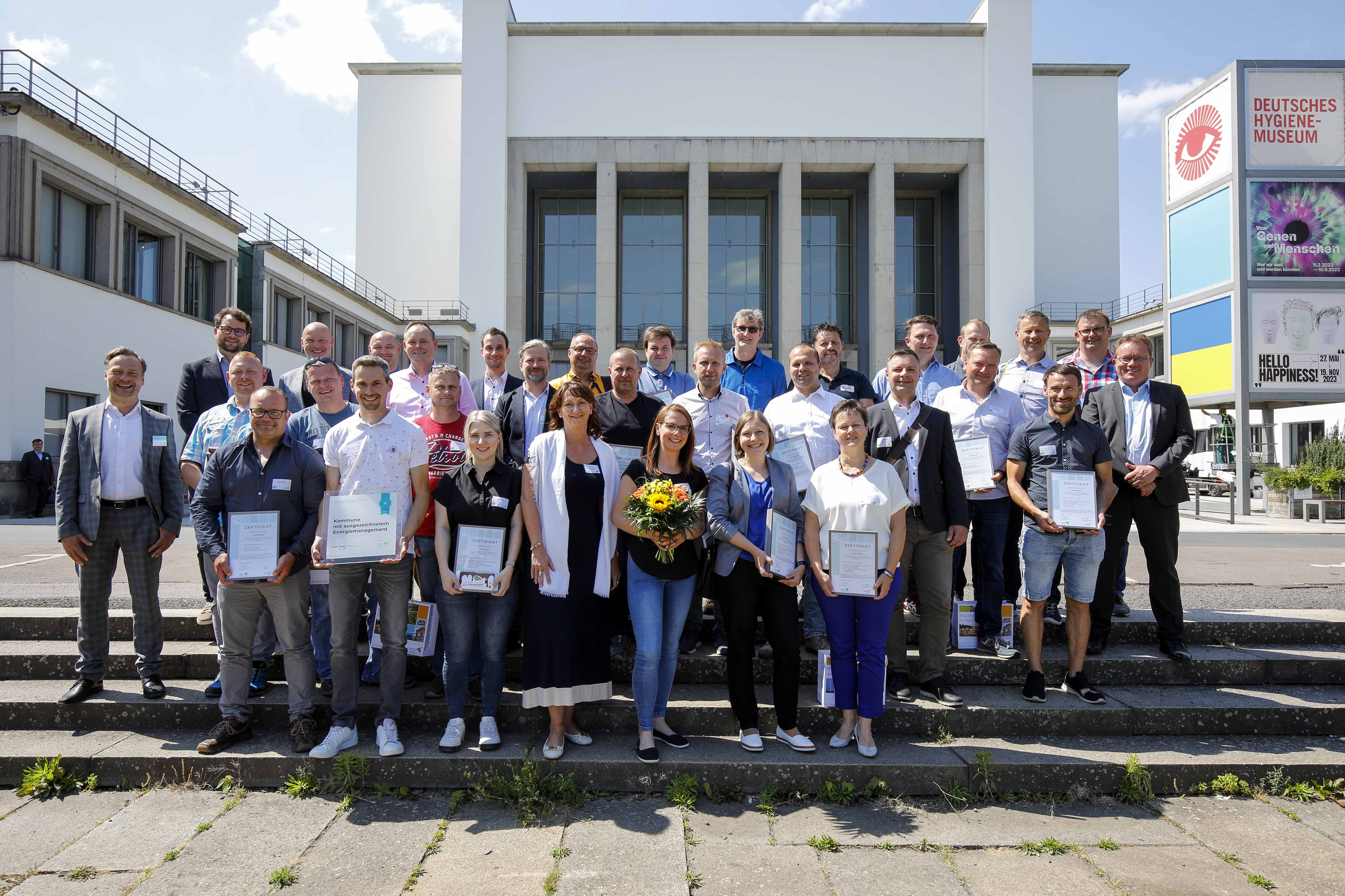 Gruppenbild ausgezeichnete kommunale Energietechniker und Energiemanager sowie die Kom.EMS zertifizierte Kommune Hartmannsdorf